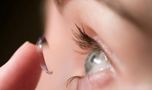Kính áp tròng, lens đeo mắt bẩn có thể dẫn đến nhiễm trùng mắt hoặc mù lòa