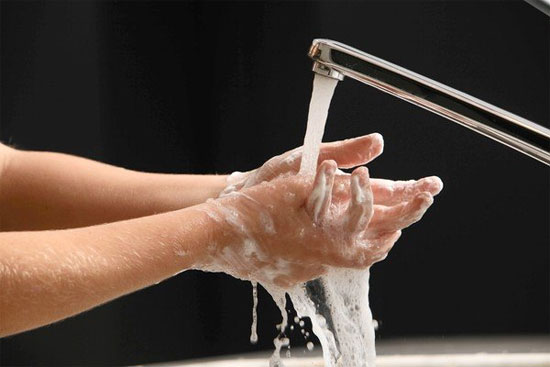 Người tiêu dùng có thể sử dụng xà phòng thay vì lạm dụng dung dịch rửa tay không cần nước