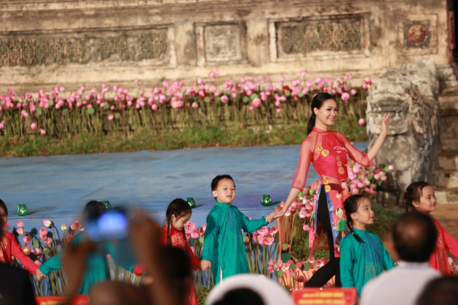 Hoa hậu Thùy Dung rạng rỡ trong tà áo dài