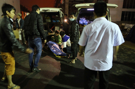 Xe cấp cứu đưa nạn nhân trong vụ tai nạn rơi thang máy ở công trình khách sạn Royal Lotus đến bệnh viện