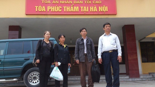 Ông Nguyễn Thanh Chấn và gia đình tới làm việc với cơ quan chức năng để hoàn tất thủ tục bồi thường vụ án oan ông Chân