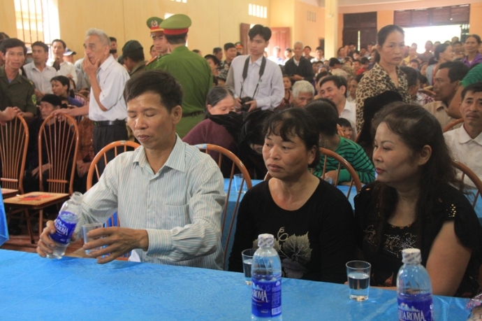 Ông Nguyễn Thanh Chấn và gia đình tại buổi xin lỗi công khai