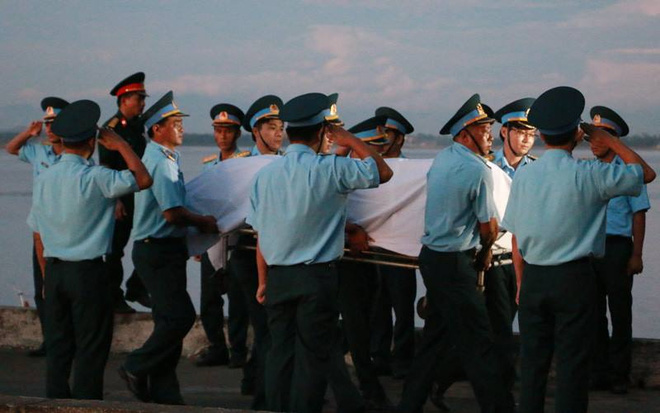 Lễ khâm liệm thượng tá Trần Quang Khải được tiến hành trang trọng và xúc động ngay tại cầu cảng Hải đội 2 (Cửa Hội, Cửa Lò, Nghệ An)
