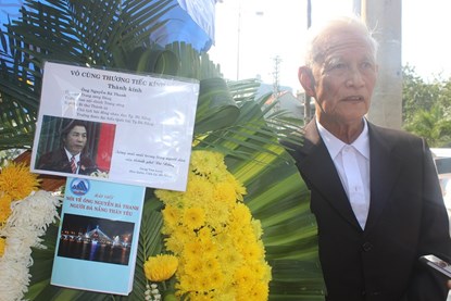 Ông Đặng Văn Long (quận Cẩm Lệ, Đà Nẵng) bên bài thơ tiễn biệt ông Thanh.