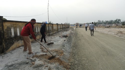 Nhân dân tham gia sửa đường vào nơi an nghỉ của ông Nguyễn Bá Thanh