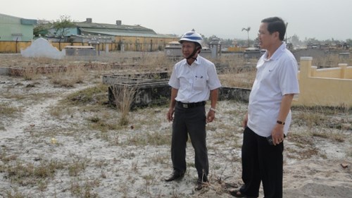 Ông Trần Văn Trường - Chủ tịch UBND huyện hòa Vang cùng ông Trần Đình Anh, Chủ tịch UBND xã Hòa Tiến đến kiểm tra việc làm đường.  
