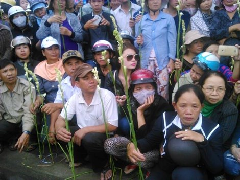 Những cánh hoa huệ đã được người dân chuyền tay nhau để tiễn biệt ông Nguyễn Bá Thanh.