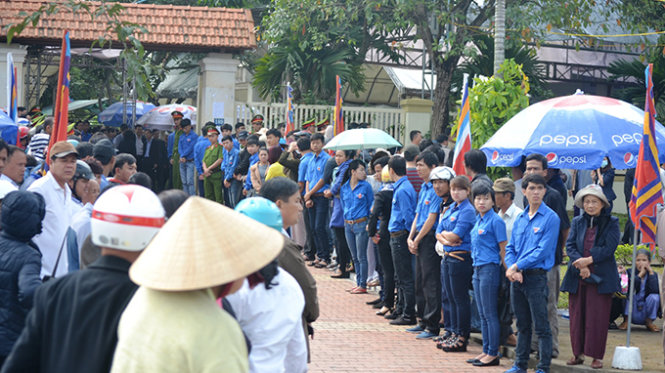 Mặc dù 30 tết nhưng rất đông người dân đã đến đưa tiễn ông Nguyễn Bá Thanh về an táng tại quê nhà.