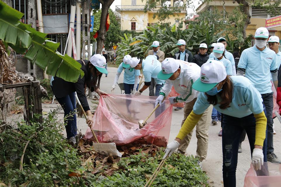 Các tình nguyện viên cùng tham gia làm sạch môi trường ở khu dân cư