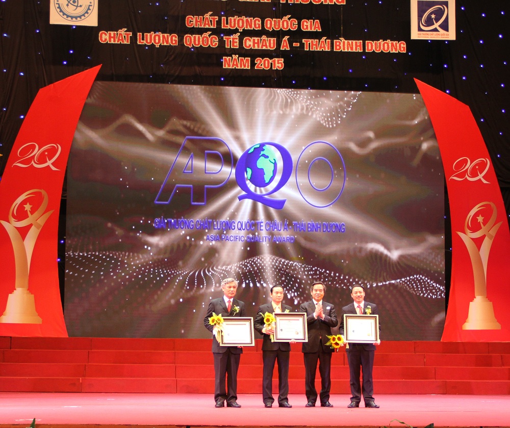 Ông Nguyễn Văn Bình, Ủy viên Bộ Chính trị, Trưởng ban Kinh tế Trung ương trao Giải thưởng Chất lượng Quốc tế Châu Á - Thái Bình Dương 2015 cho 3 doanh nghiệp