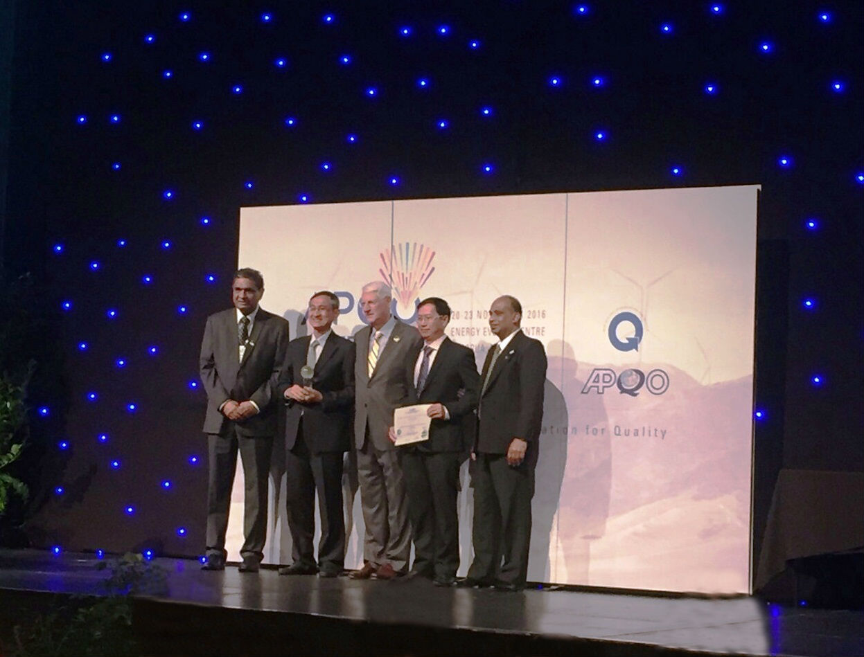 Ban tổ chức Giải thưởng Chất lượng Quốc tế Châu Á - Thái Bình Dương 2016 (GPEA 2016) trao giải thưởng cho ông Phan Ngọc Thảo - Tổng giám đốc Công ty Cổ phần Thiết bị Điện – Thibidi (Đồng Nai) nhận giải thưởng Best in Class Award với loại hình sản xuất lớn.