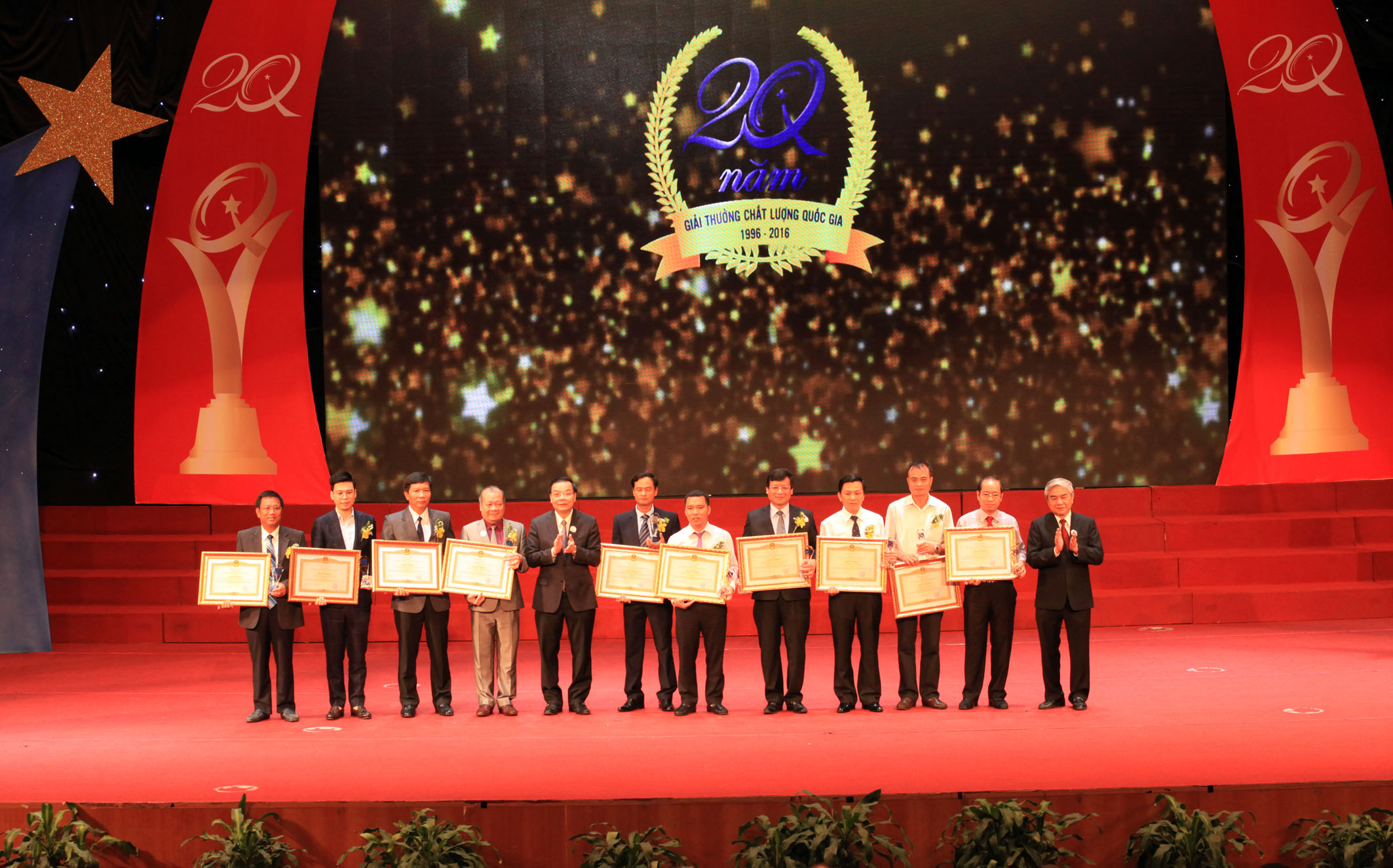  Lãnh đạo Bộ KH&CN trao Giải thưởng Chất lượng Quốc gia cho các doanh nghiệp. Ảnh: N. N