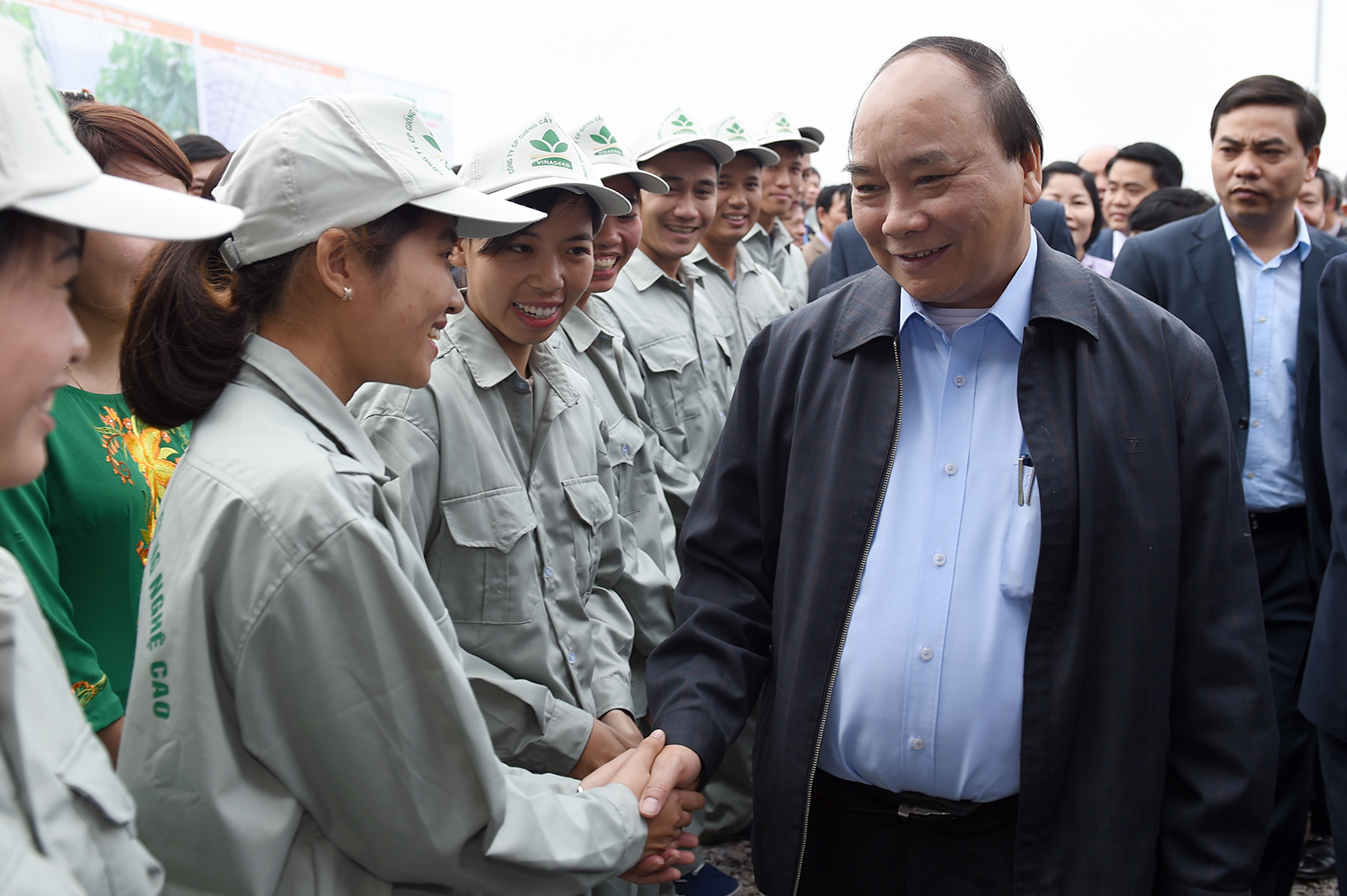 Thủ tướng Nguyễn Xuân Phúc thăm và nói chuyện với cán bộ, công nhân của Công ty cổ phần Đầu tư và phát triển nông nghiệp công nghệ cao Hà Nam