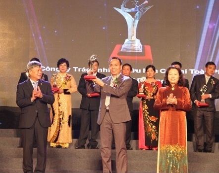  Lãnh đạo Bộ KH&CN và VCCI trao Giải thưởng Chất lượng Quốc gia cho doanh nghiệp. Ảnh: N. N