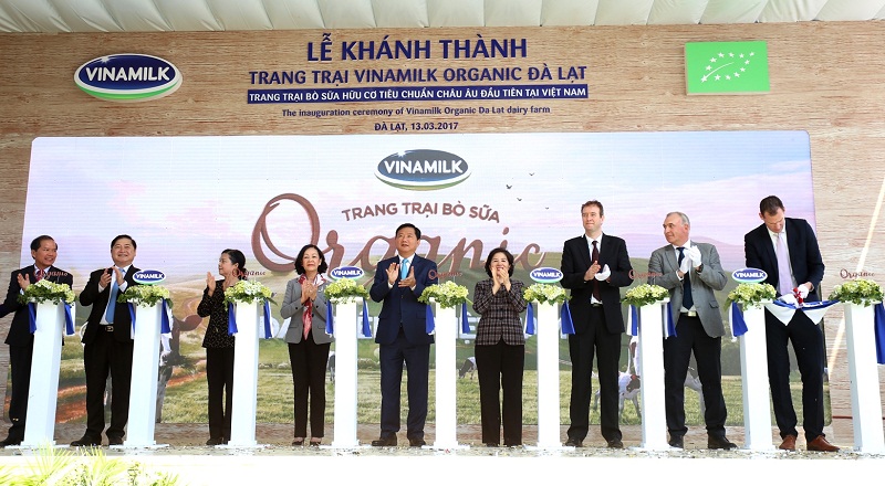 cắt băng Khánh thành Trang trại Organic Đà Lạt, mở rộng hành trình mang những sản phẩm sữa tươi 100% Organic đạt chuẩn Châu Âu đầu tiên tại Việt Nam đến với người tiêu dùng.