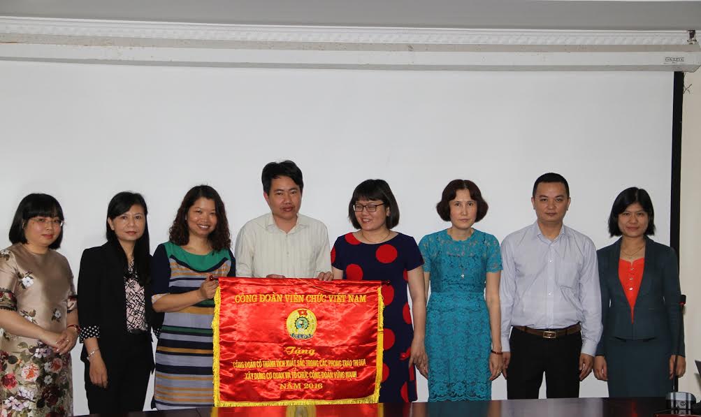 Công đoàn Viên chức Việt Nam tặng cờ thi đua cho tập thể Công đoàn Tổng cục TCĐLCL.