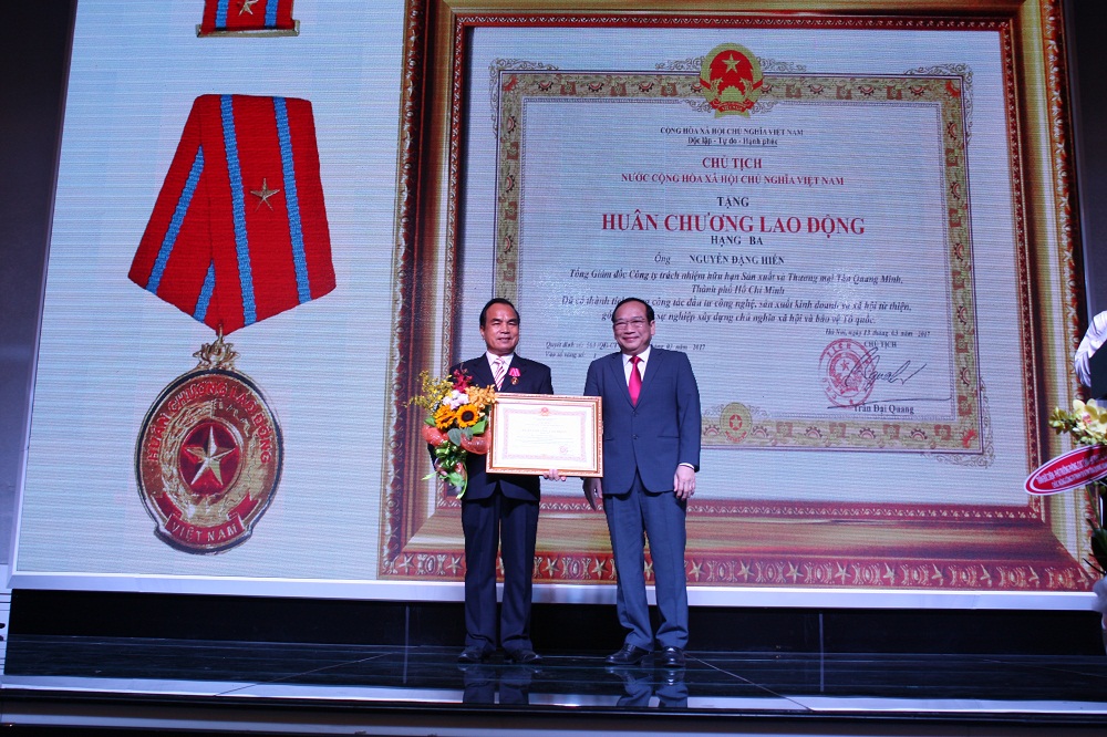  Doanh nhân Nguyễn Đặng Hiến nhận Huân chương Lao động hạng Ba 