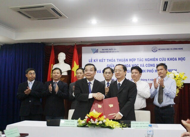 Bộ trưởng Chu Ngọc Anh (bên trái) và Giám đốc Huỳnh Thành Đạt (bên phải) ký  thỏa thuận hợp tác.