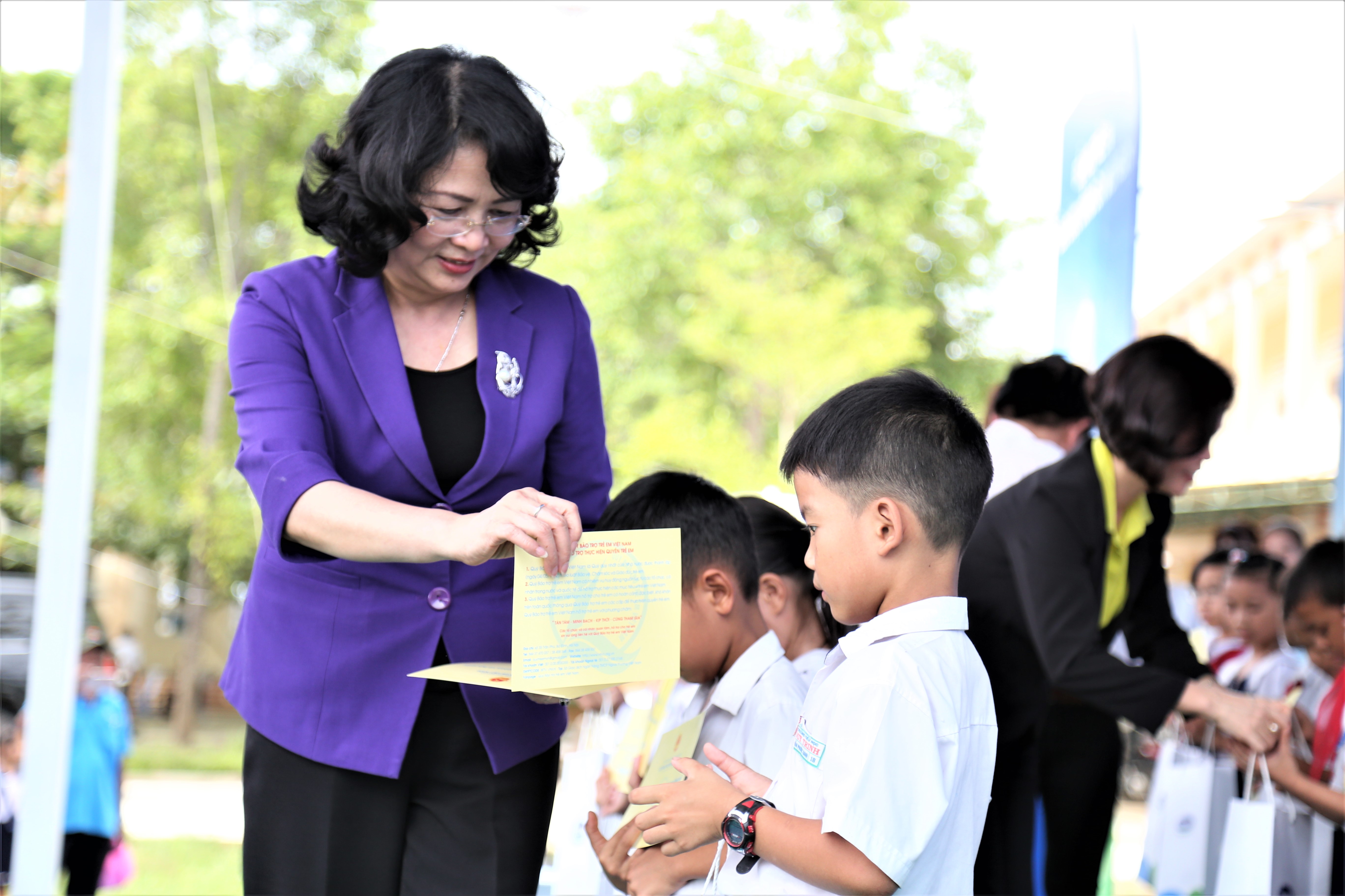  Phó Chủ tịch nước Đặng Thị Ngọc Thịnh trao học bổng cho các em học sinh tiêu biểu.