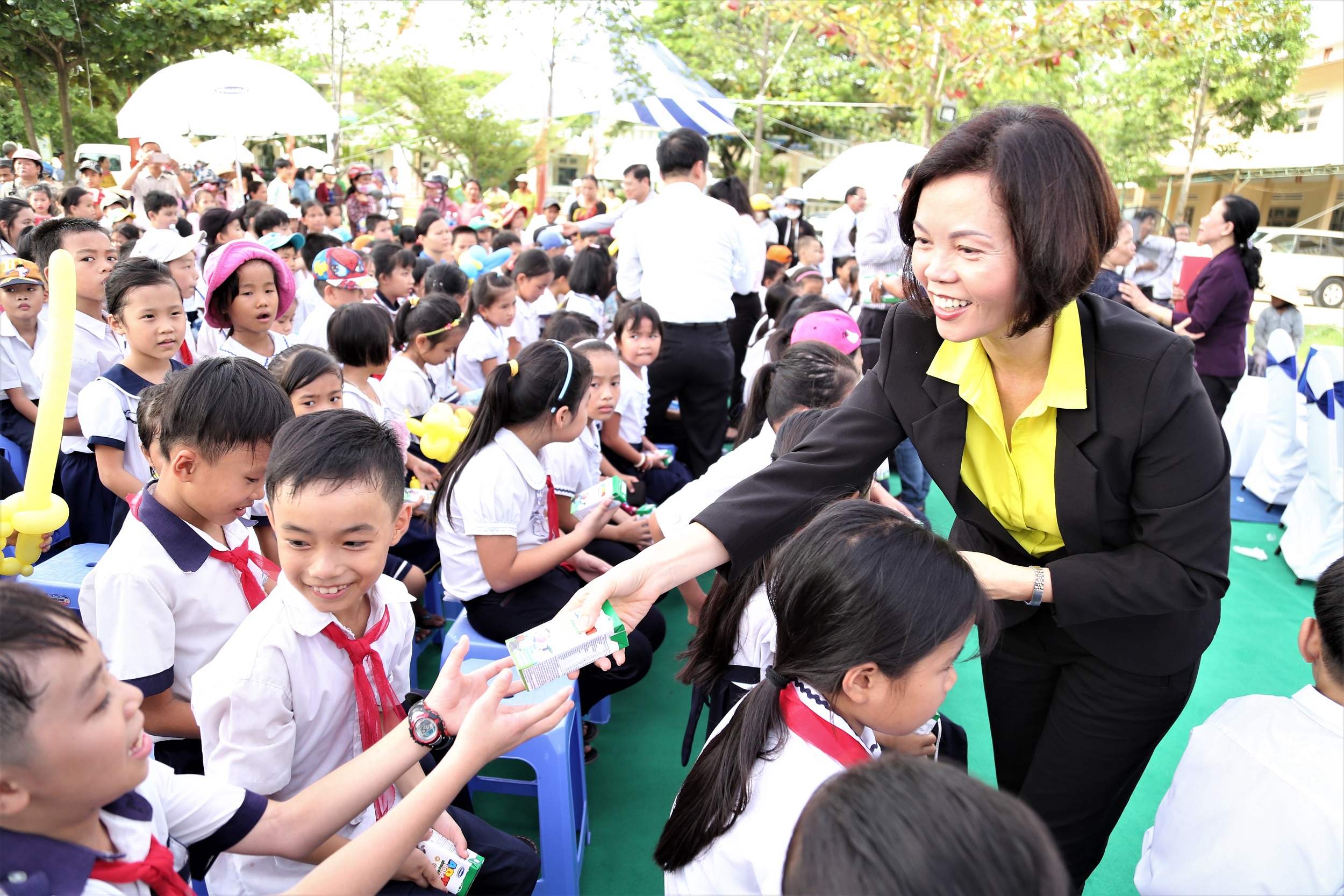  Bà Bùi Thị Hương – Giám đốc Điều hành Vinamilk trao sữa cho trẻ em tỉnh Quảng Nam