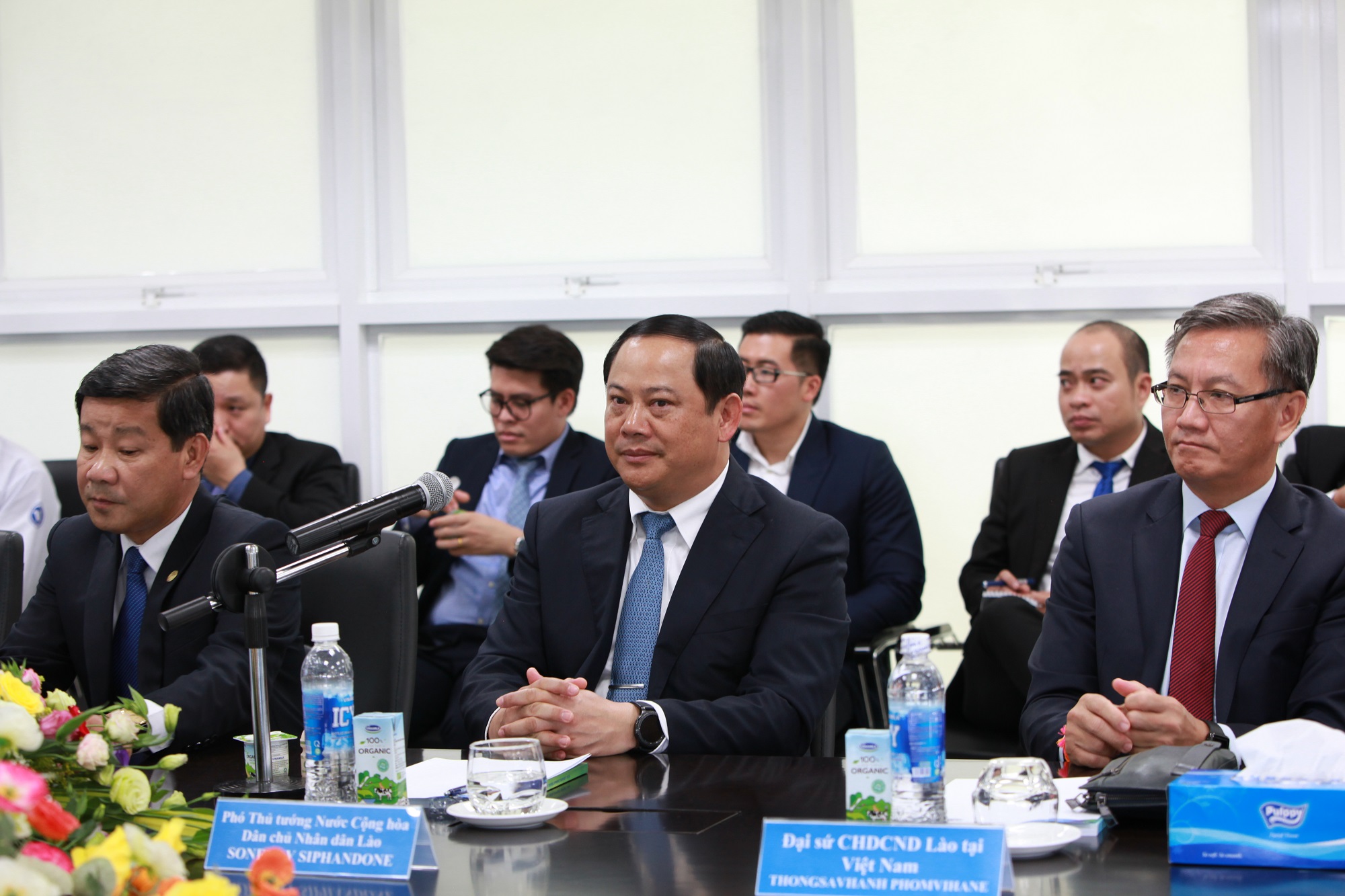  Phó Thủ tướng Lào Sonexay Siphandone (người ngồi giữa) tại buổi làm việc