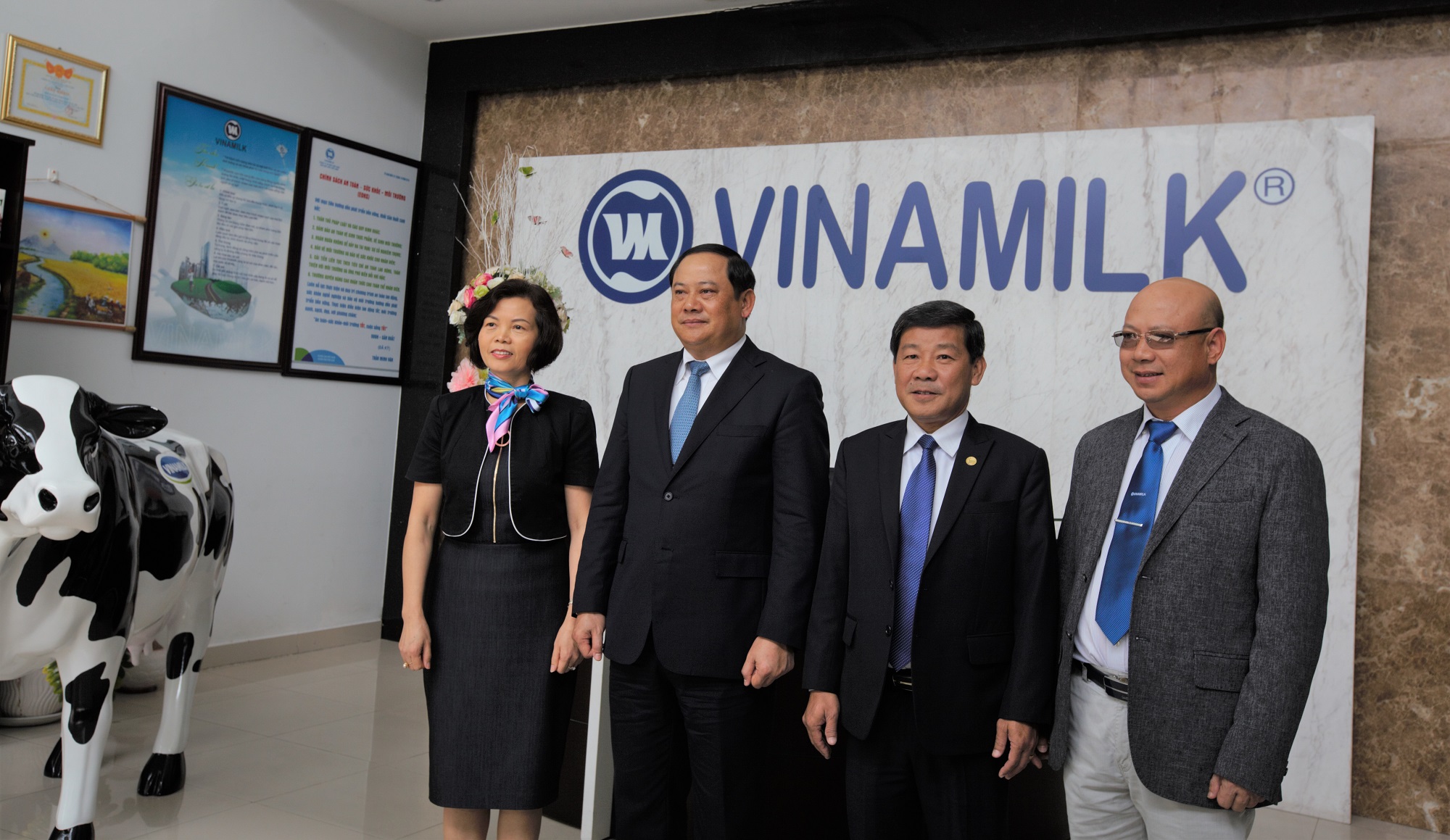  Phó Thủ tướng Lào Sonexay Siphandone; lãnh đạo tỉnh Bình Dương và lãnh đạo Vinamilk chụp hình lưu niệm tại Nhà máy Sữa Việt Nam.