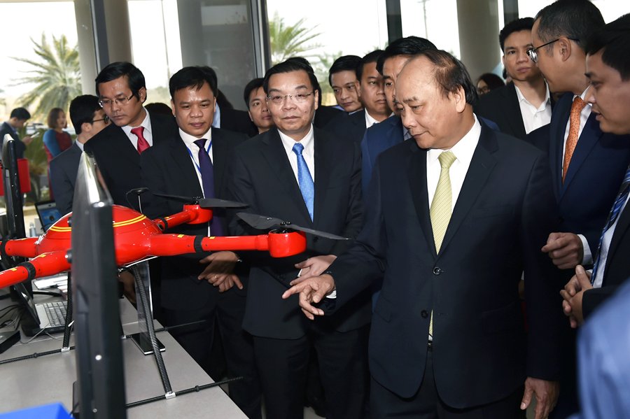 Thủ tướng thăm khu giới thiệu một số sản phẩm công nghệ được sản xuất tại Khu công nghệ cao Hòa Lạc