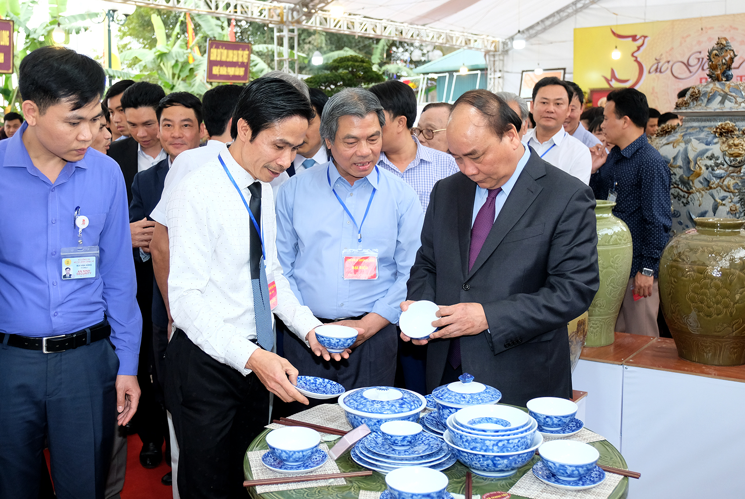 Thủ tướng đã dự khai mạc triển lãm trưng bày, giới thiệu sản phẩm gốm sứ tiêu biểu, văn hóa, du lịch Bát Tràng 2018.