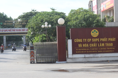 Trụ sở Công ty cổ phần Supe Phốt phát và Hóa chất Lâm Thao tại thị trấn Lâm Thao, huyện Lâm Thao, tỉnh Phú Thọ