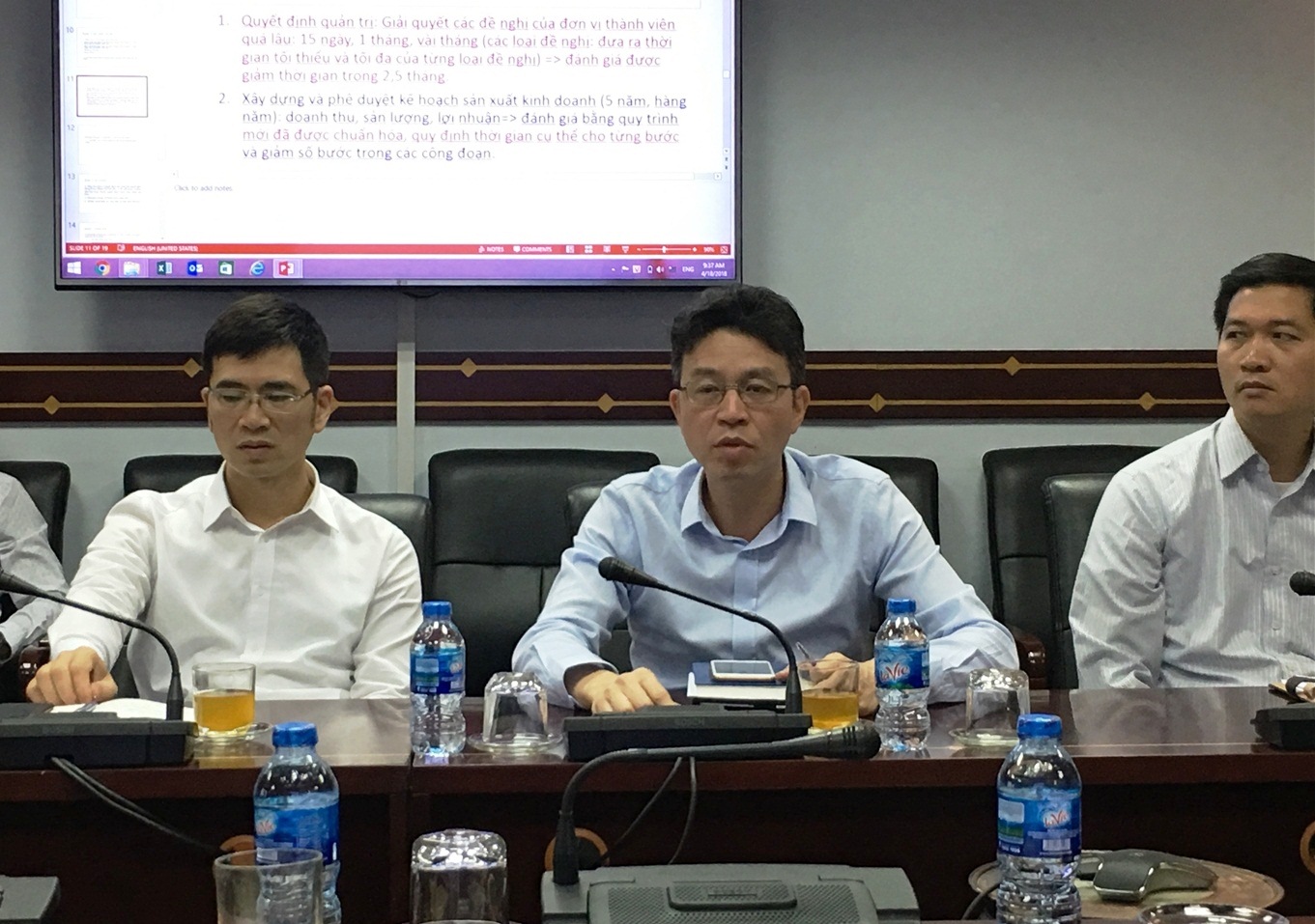 Ông Lê Anh Sơn- Chủ tịch Hội đồng thành viên Vinalines trao đổi tại buổi làm việc
