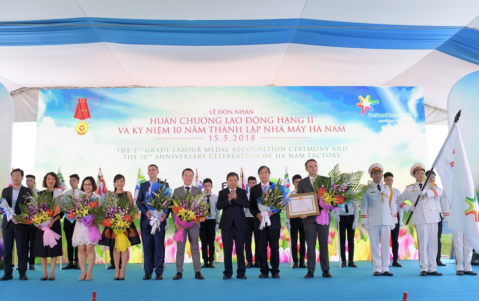 Ông Nguyễn Xuân Đông - Chủ tịch UBND tỉnh Hà Nam thay mặt lãnh đạo Đảng, Nhà nước trao tặng Huân chương Lao động hạng II cho lãnh đạo Công ty FrieslandCampina