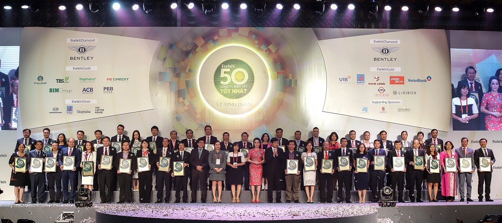 Ông Đỗ Thanh Tuấn – Giám đốc Đối Ngoại Vinamilk cùng đại diện Top 50 công ty niêm yết tốt nhất Việt Nam.