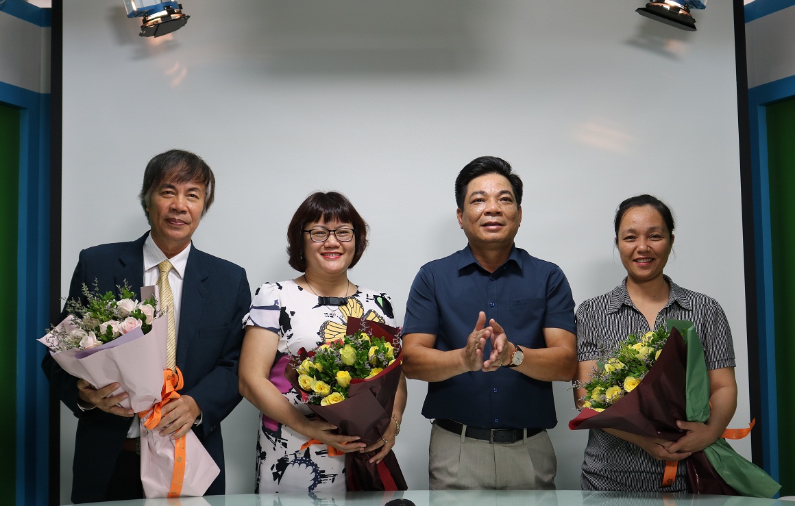 Tổng Biên tập Chất lượng Việt Nam (VietQ.vn) Trần Văn Dư tặng hoa 3 khách mời tham dự chương trình