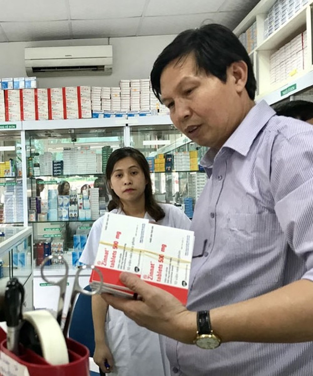  Thanh tra Bộ Y tế kiểm tra kinh doanh thuốc ở Hà Nội. Ảnh BM