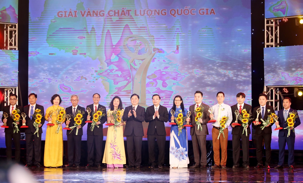 Bộ trưởng Bộ KH&CN Chu Ngọc Anh và Chủ nhiệm Ủy ban Khoa học, Công nghệ và Môi trường Quốc hội Phan Xuân Dũng trao Giải Vàng Chất lượng quốc gia cho DN.
