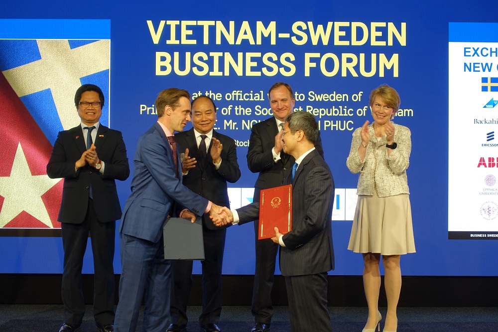   Thủ tướng Chính phủ Nguyễn Xuân Phúc và Thủ tướng Thụy Điển Stefan Löfven chứng kiến lễ trao đổi Ý định thư.