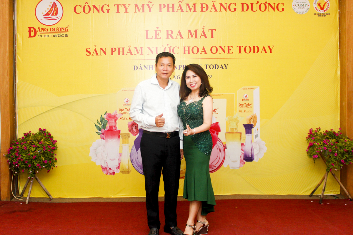 Ông Nguyễn Ngọc Lang (bên trái) - Tổng Giám đốc Mỹ phẩm Đăng Dương trong buổi ra mắt sản phẩm nước hoa One Today