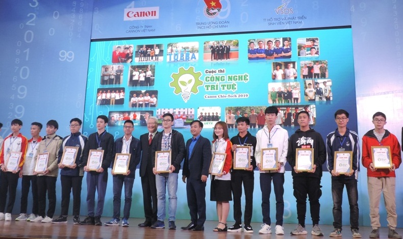  Các đội tham gia cuộc thi ''Công nghệ trí tuệ Canon Chie-Tech” năm 2019 nhận giấy chứng nhận của Ban Tổ chức