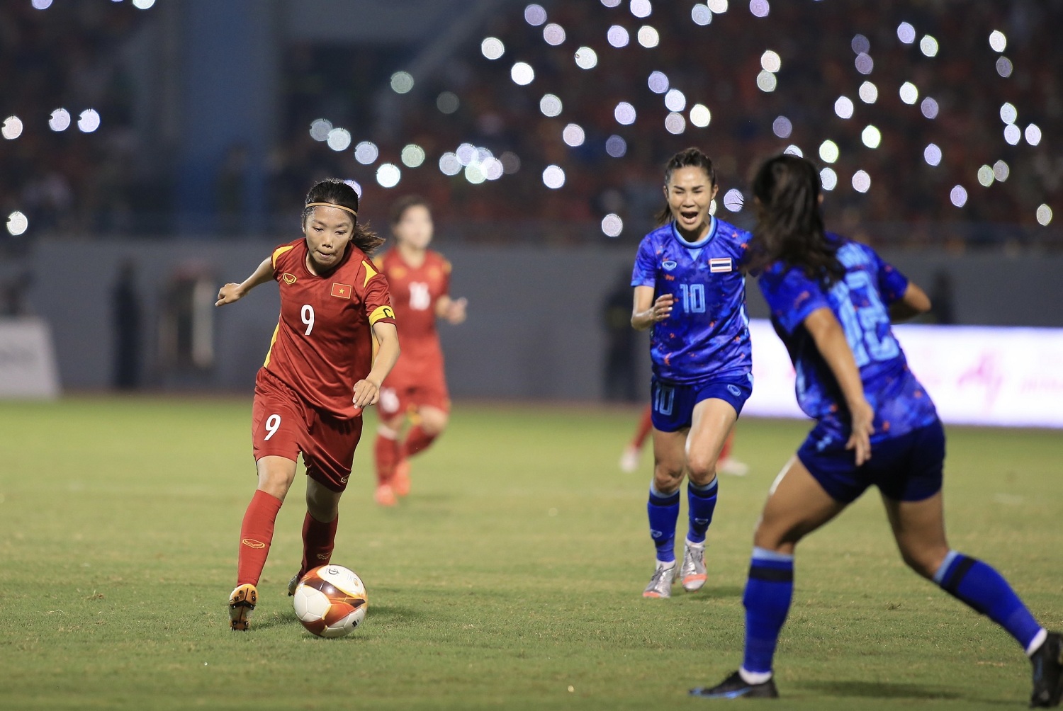  FE CREDIT thưởng nóng 3 tỷ đồng cho đội tuyển bóng đá nữ Việt Nam