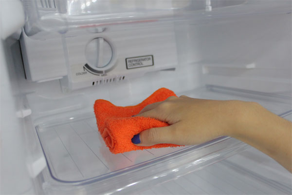 Dùng khăn mềm để vệ sinh tủ lạnh nhằm tránh trầy xước, hỏng hóc.