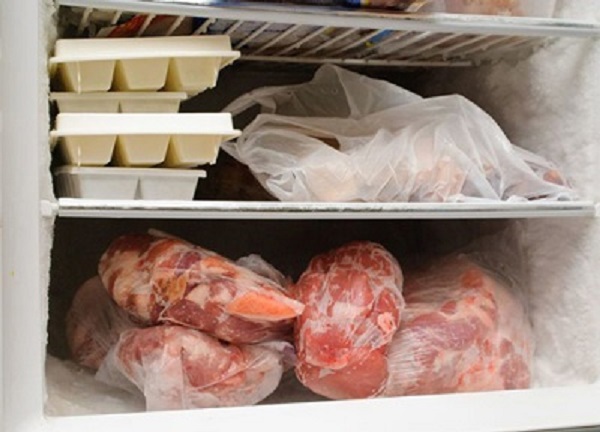 Tái trữ đông thực phẩm trong tủ lạnh sẽ khiến thực phẩm trở thành nguồn phát tán vi khuẩn nguy hiểm.