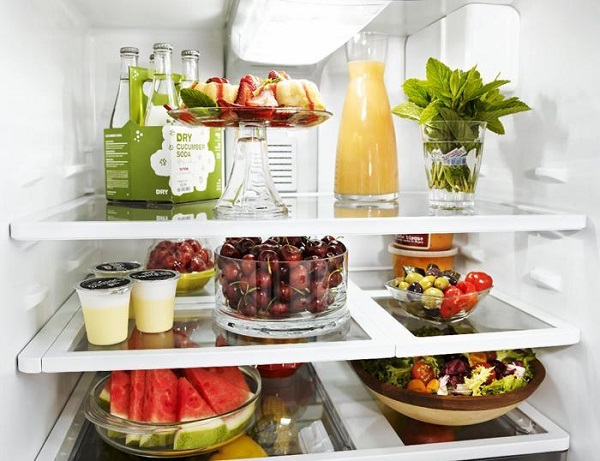 Không đậy kín các loại thực phẩm trước khi cho vào tủ lạnh khiến tủ lạnh bị nhiễm mùi còn thực phẩm thì mất hương vị. 
