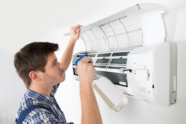 Bạn nên vệ sinh điều hòa thường xuyên để giảm tiếng ồn và giúp điều hòa vận hành tốt hơn. 
