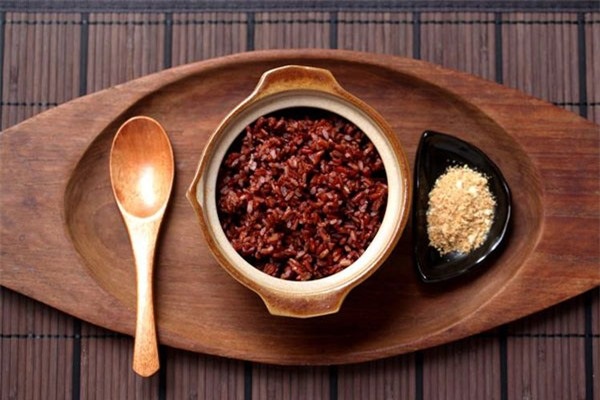 Gạo lứt, muối mè một trong những món ăn được biết tới như thần dược trong chế độ thực dưỡng Ohsawa giúp đẩy lùi bệnh ung thư.