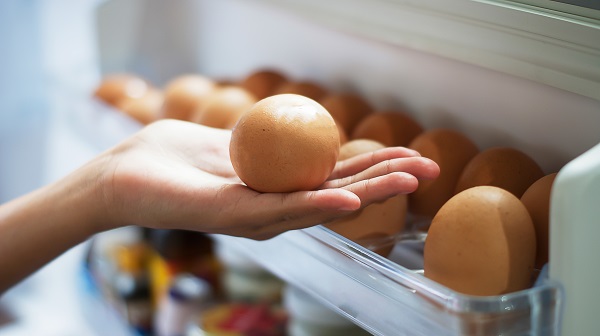Đặt trứng ở cánh cửa tủ lạnh, sai lầm hầu hết các bà nội trợ đều mắc phải. 