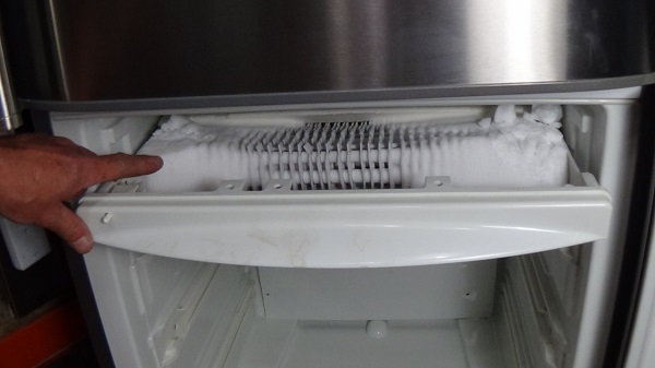 Tủ lạnh bị đóng tuyết thế này có thể là do hở gioăng cao su  tại cửa tủ.