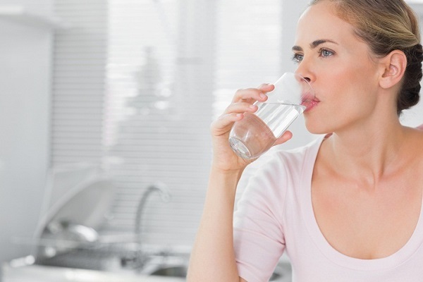 Uống nước là biện pháp đơn giản nhất tăng cường độ ẩm cho da.