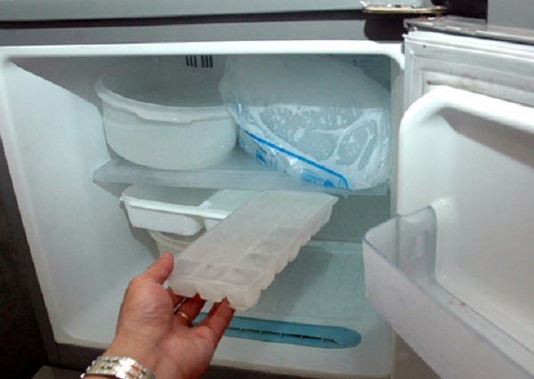 Cho quá nhiều ngăn đá trong tủ lạnh làm khả năng đông đá của tủ bị giảm xuống. 
