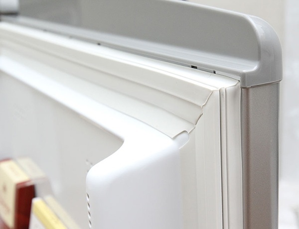 Gioăng cao su ở cửa tủ lạnh bị hở sẽ khiến hơi lạnh trong tủ thoát ra ngoài. 