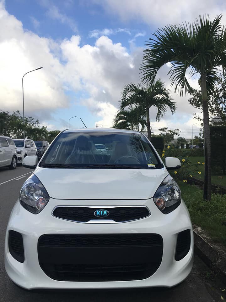 Kia Morning số tự động giá rẻ so găng Toyota Wigo: Mèo nào cắn mỉu nào?